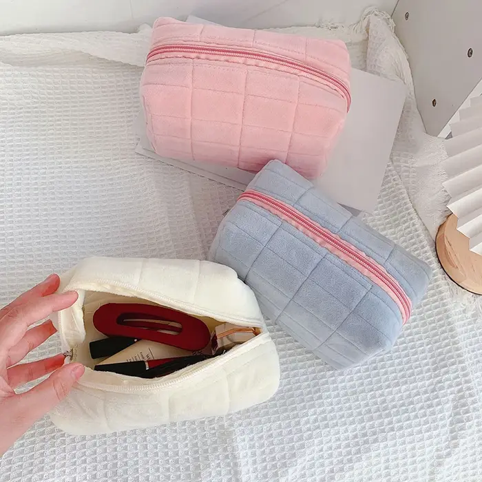 Trousse de maquillage en fourrure mignonne pour femmes