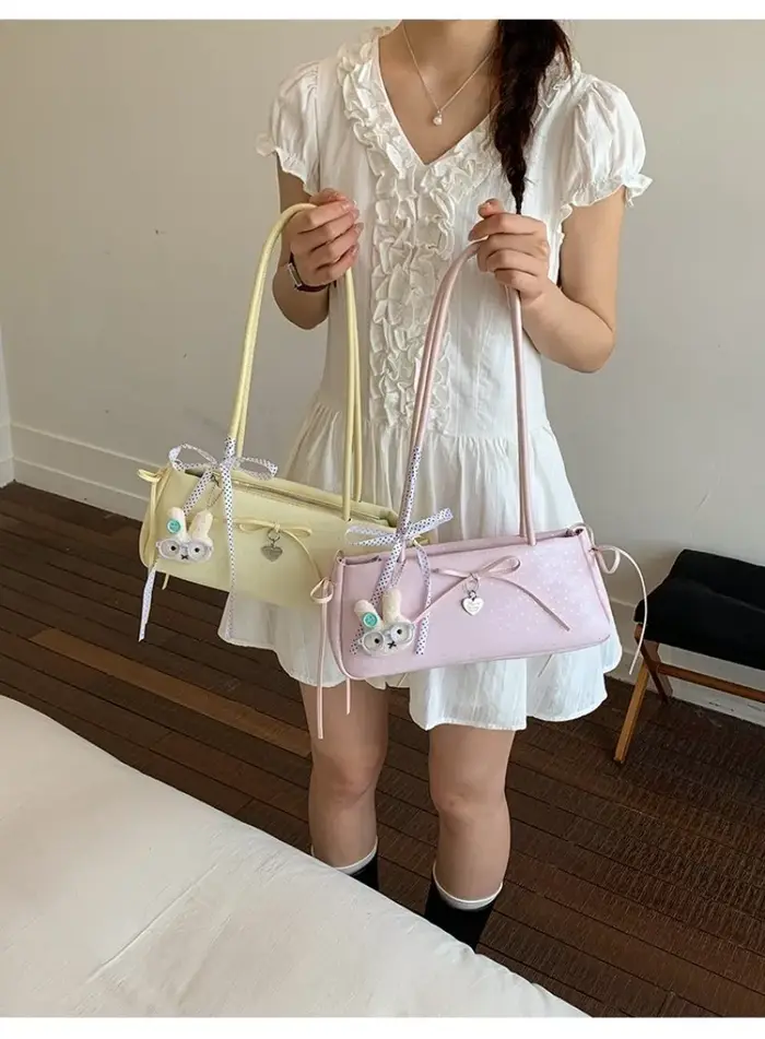 Sac à bandoulière long pour femme avec nœud à pois et breloque cœur