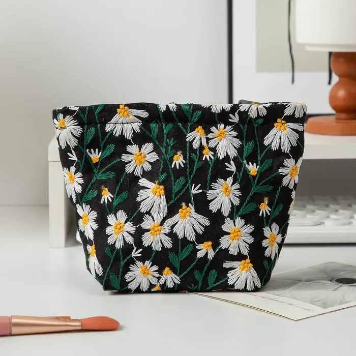 Petite trousse de maquillage brodée motif marguerite