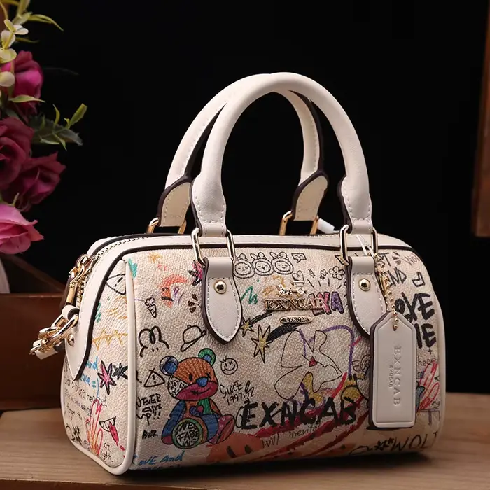 Sac Boston de luxe et vintage à porter à la main avec motifs graffiti de dessins animés tendance et cuir premium