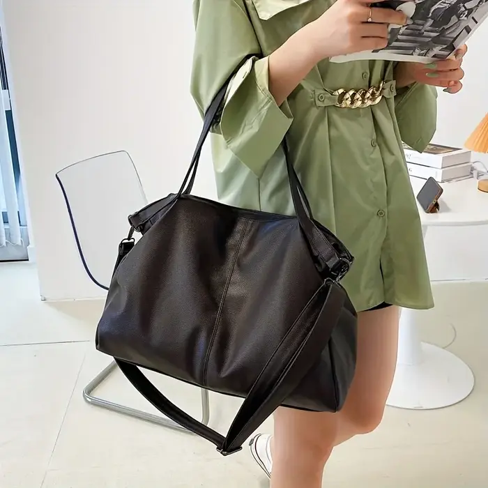 Grand Sac Hobo Noir à Bandoulière en Cuir Souple pour Femme