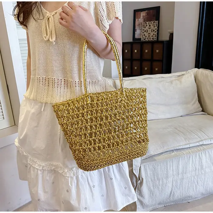 Sac cabas doré tressé à l'épaule