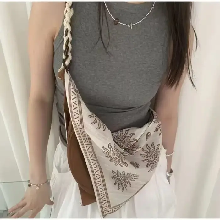 Sac à bandoulière triangulaire bohème tendance en lin imprimé, sac à main rétro avec détail pompon, sac messager ethnique pour l'été