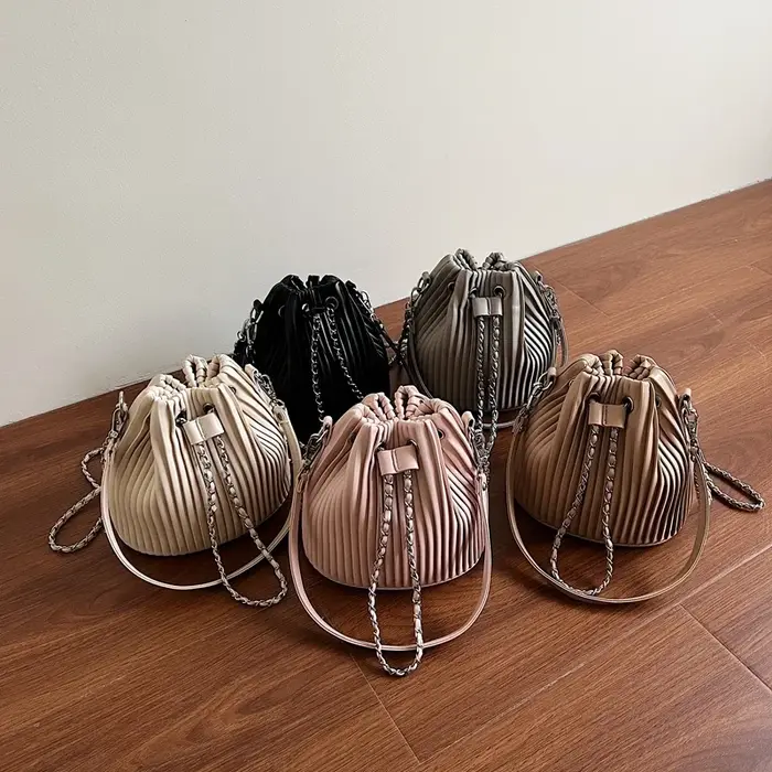 Sac noir pour femmes, sac à bandoulière tendance avec design plissé