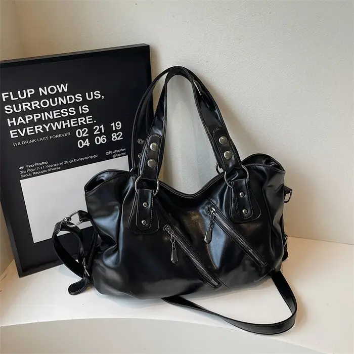 Sac à bandoulière en PU brillant avec fermeture éclair à rivets, fourre-tout polyvalent de grande ca