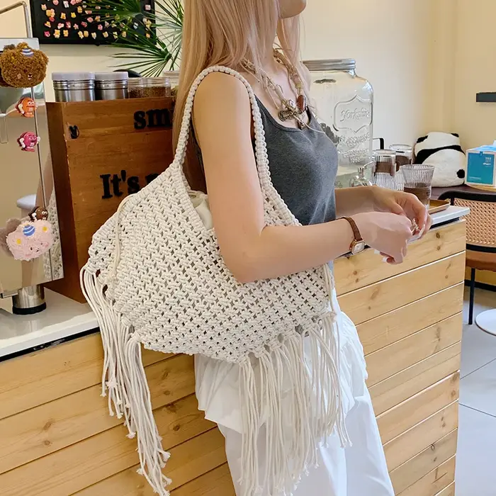 Sac à bandoulière tressé à pompons pour femme