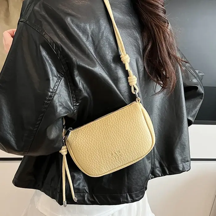 Le sac à bandoulière pour femme est à la mode