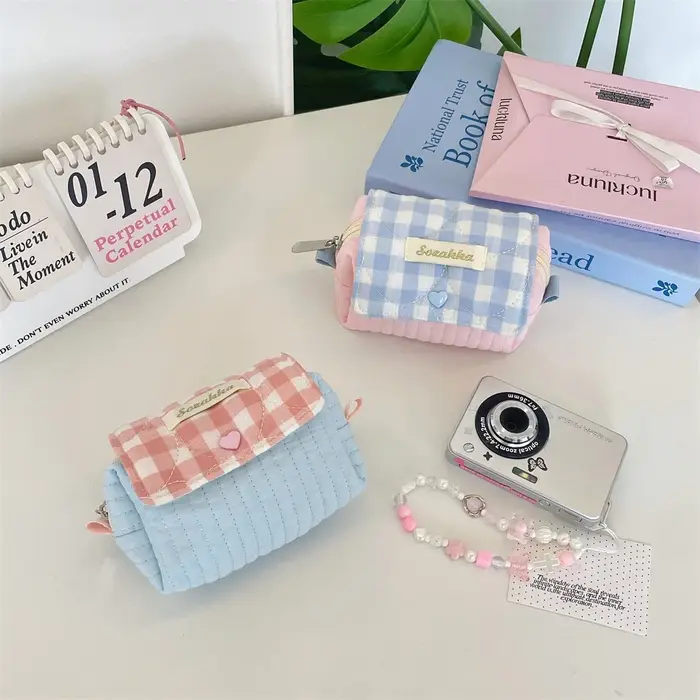 Pochette de maquillage verticale matelassée verte avec boucle rose