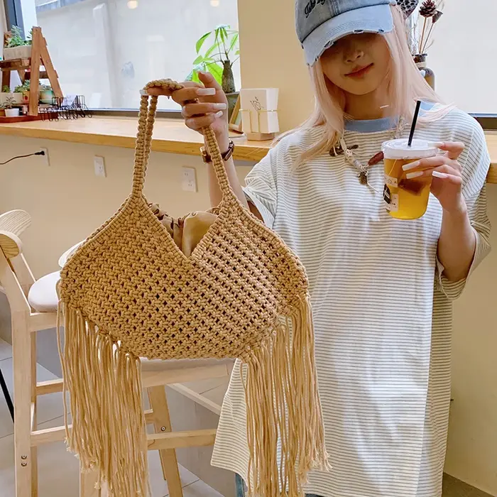 Sac à bandoulière tressé à pompons pour femme