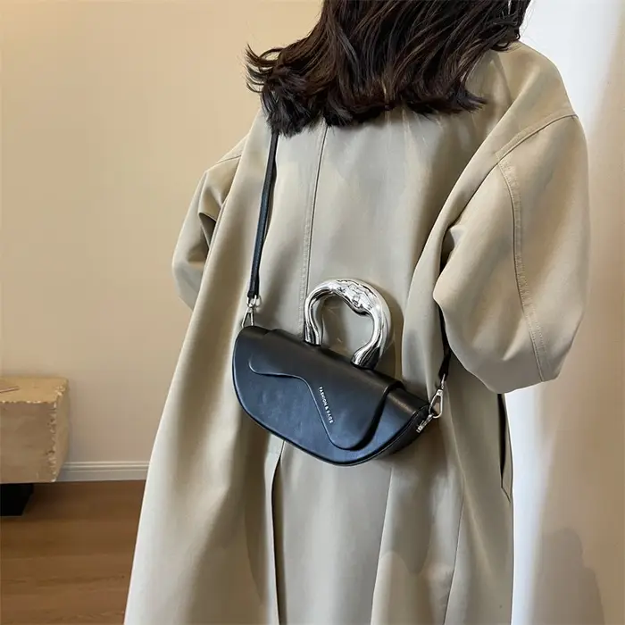 Klein bleu sacs à bandoulière pour femmes de luxe concepteur sac de selle de haute qualité en cuir Pu sac à main dame sac argent poignée courte fourre-tout