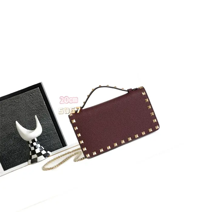 Sac carré matelassé en cuir de veau texturé avec chaîne