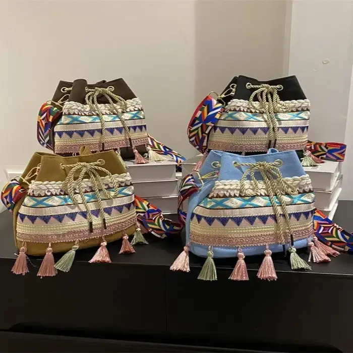 Sac seau bohème à cordon de serrage avec broderie ethnique et décorations à pompons pour les vacances