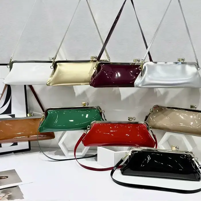 Pochette longue en cuir verni avec bandoulière détachable