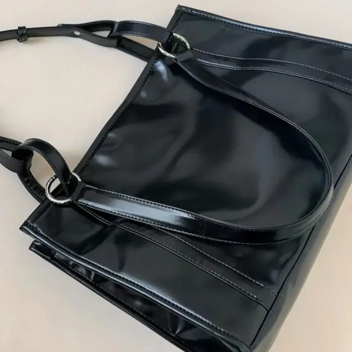 Sac fourre-tout noir en cuir PU pour étudiants et professionnels, sac à bandoulière noir uni, grand sac à main pour le shopping