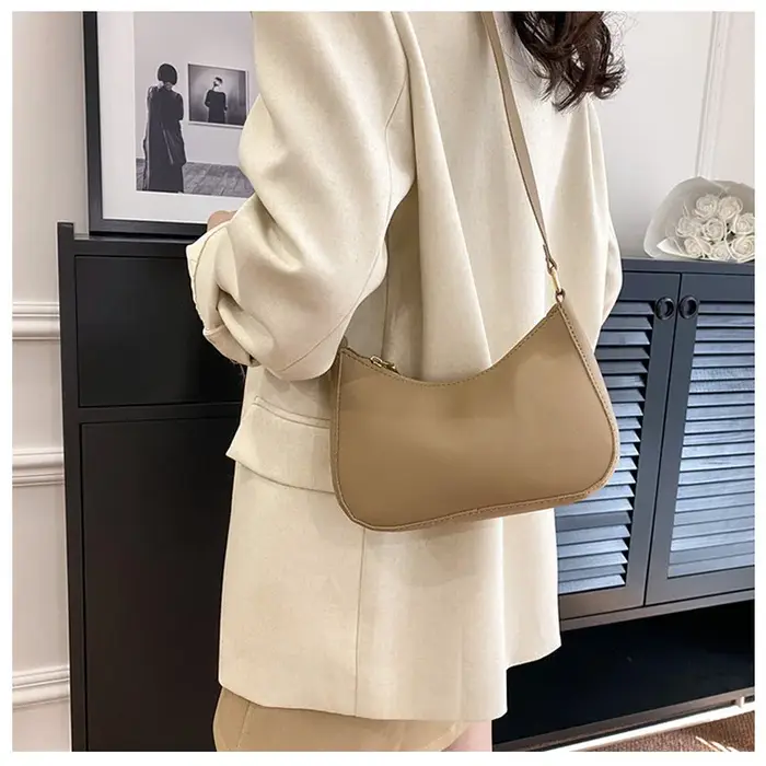 Sac à main de couleur unie à la mode et tendance