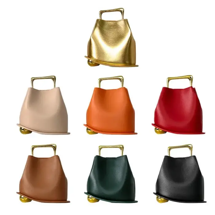 Sac seau irrégulier pour femme en cuir doré métallisé avec base en boule dorée