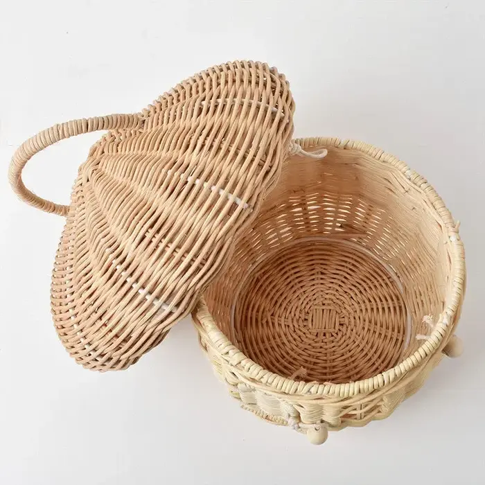 Panier en rotin mignon tissé à la main