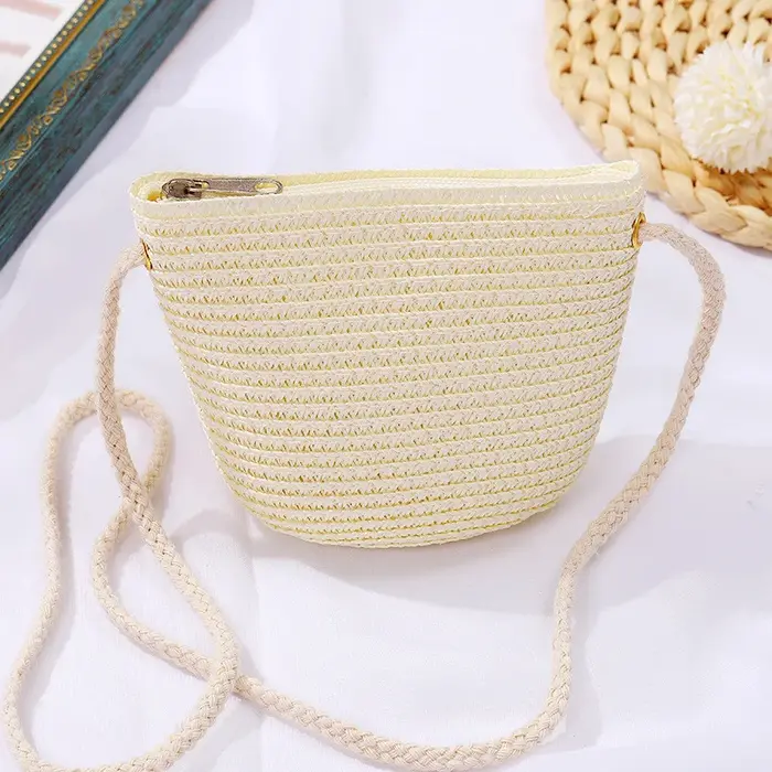 Sac en paille tissé de couleur unie