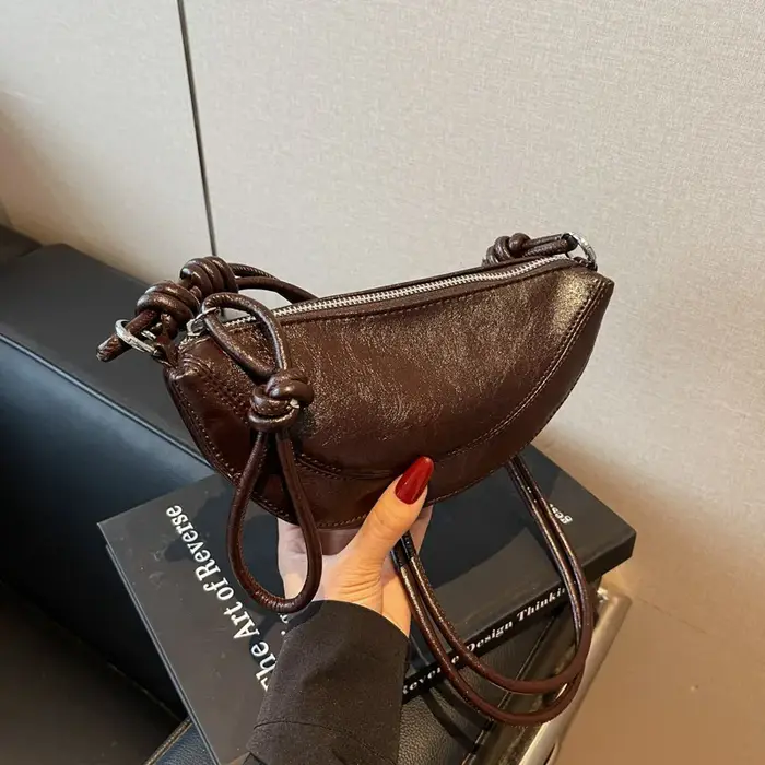 Sac à bandoulière en cuir souple en forme de dumpling pour femme, idéal pour les trajets quotidiens, sac polyvalent à porter en bandoulière ou sous le bras, tendance 2025