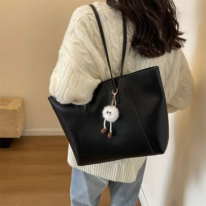Sac fourre-tout marron polyvalent pour femme avec breloque en fourrure