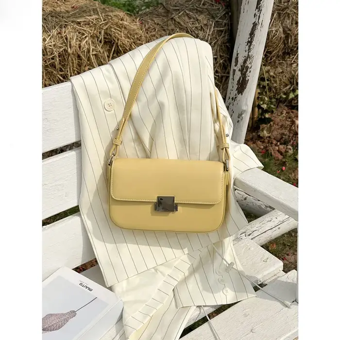 Sac à bandoulière pour femme au design urbain minimaliste luxueux