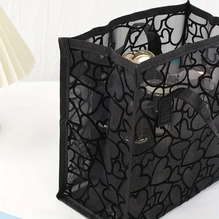 Sac fourre-tout à motif cœur en maille noire – léger et respirant pour les voyages et la plage avec doubles poignées
