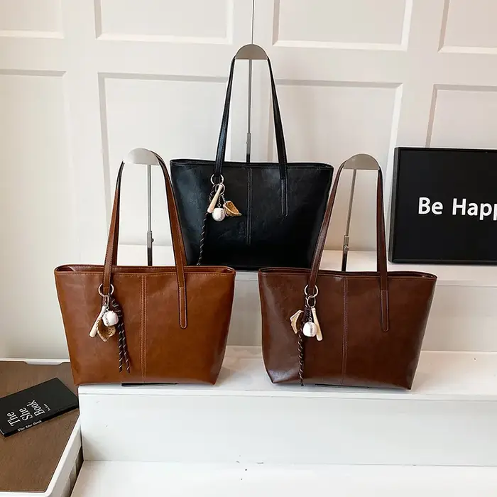 Sac fourre-tout de grande capacité pour femme, style urbain, sac à bandoulière pour les trajets quotidiens, tendance et polyvalent pour le travail et les voyages