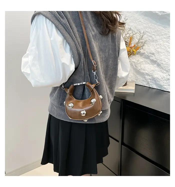 Sac à bandoulière clouté haut de gamme