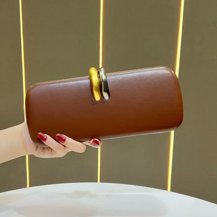 Pochette de soirée unie jaune mat avec double fermoir métallique, sac à main minimaliste pour dîner formel pour femmes matures, idéal pour les banquets