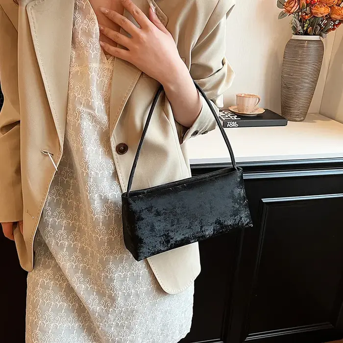 Petit sac à bandoulière sous les bras pour femmes