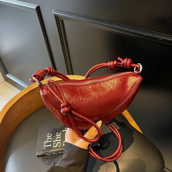 Sac à bandoulière en cuir souple en forme de dumpling pour femme, idéal pour les trajets quotidiens, sac polyvalent à porter en bandoulière ou sous le bras, tendance 2025