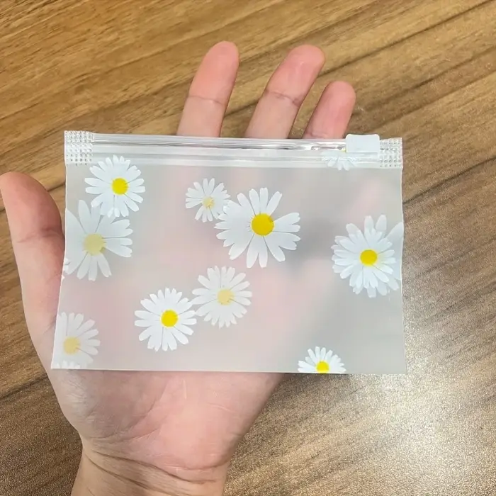 Sac zippé à imprimé marguerite 20A avec finition mate
