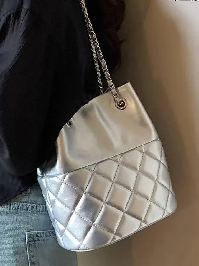 Sac seau argenté pour femme avec bandoulière chaîne