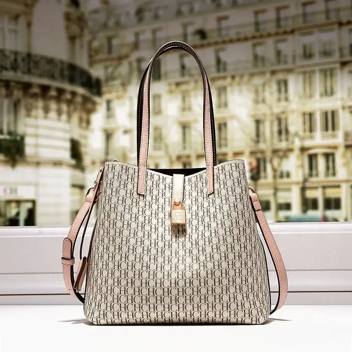 Sac fourre-tout CH Exquisite Monogram avec accroche-cadenas, bretelles de qualité supérieure, coutur