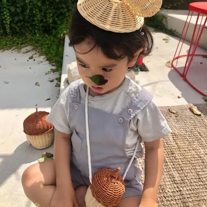 Panier en rotin mignon tissé à la main