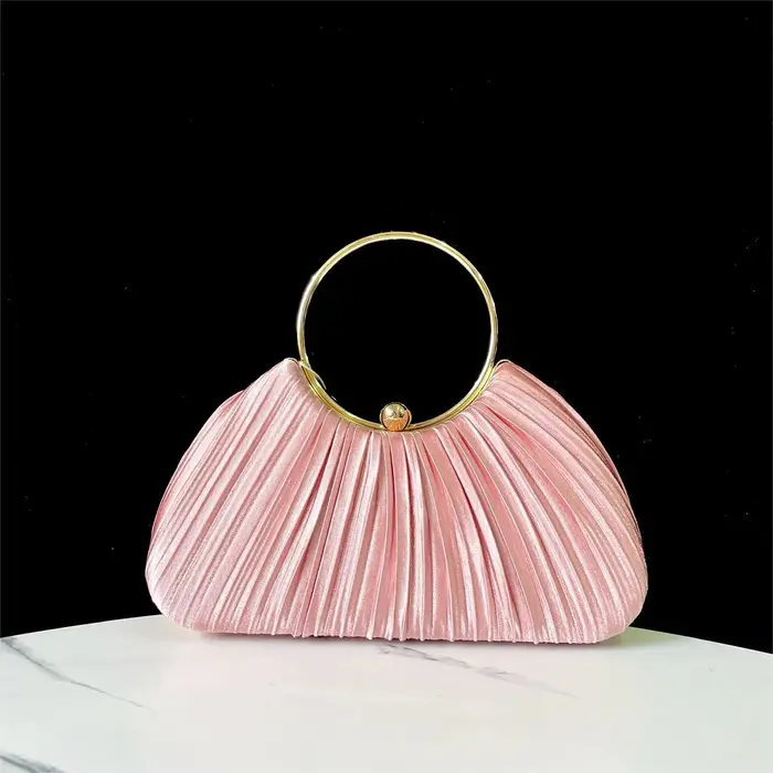 Pochette de soirée plissée en satin rose poudré avec grande poignée en anneau doré, élégante pochett