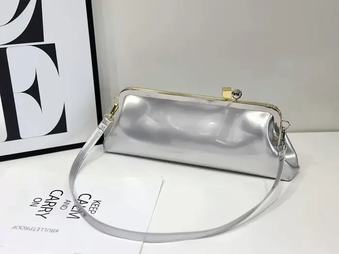 Pochette longue en cuir verni avec bandoulière détachable