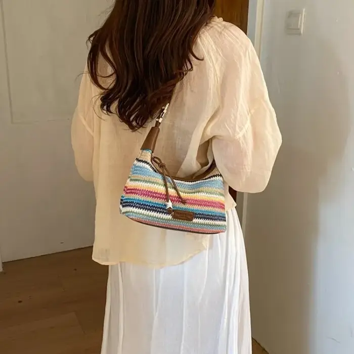 Mini sac à bandoulière en paille tressée d'été avec poignée en cuir, multicolore pour un usage quoti