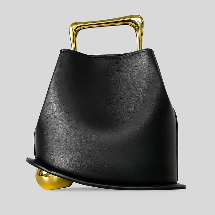 Sac seau irrégulier pour femme en cuir doré métallisé avec base en boule dorée