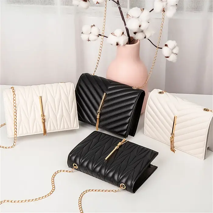 Mini sac à bandoulière à rabat avec pompon pour femme