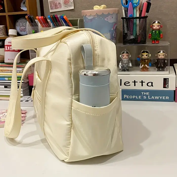 Sac fourre-tout tendance avec joli breloque en peluche pour l'épaule