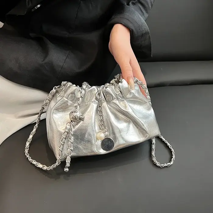 Niche de luxe polyvalente pour femmes, nouveau sac seau à cordon argenté, équipé d'une chaîne réglable