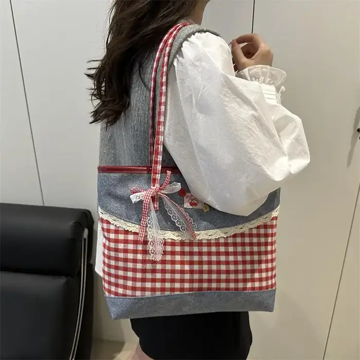 Sac fourre-tout en toile denim avec patchwork en vichy rouge et joli nœud en dentelle