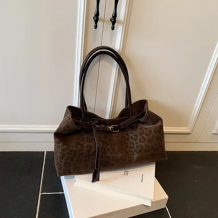 Sac fourre-tout vintage imprimé léopard avec bandoulière rose contrastante, texture suédée, grande c