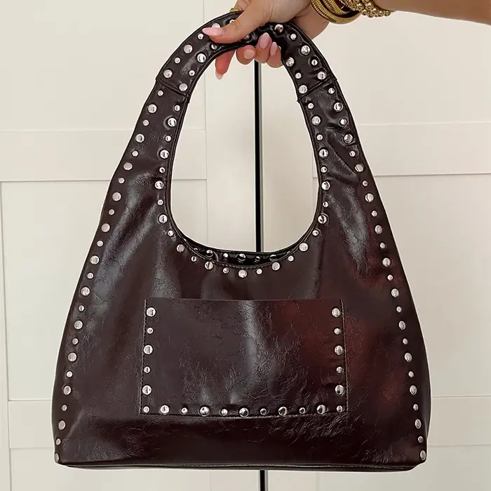 Mode coréenne Rivet sac léger marque de luxe Niche personnalité rétro Cool polyvalent épaule bandoulière sous les bras noir sac de banlieue