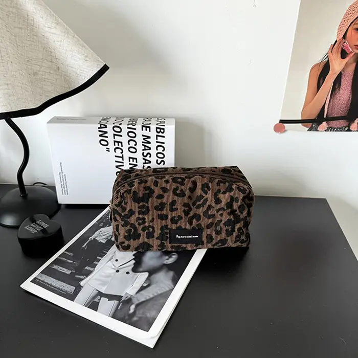 Petite trousse de maquillage à imprimé léopard