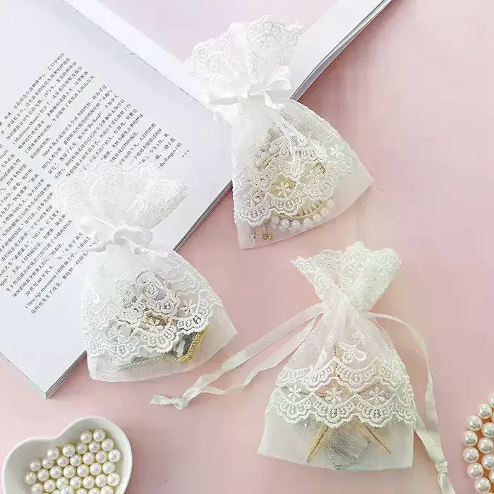 Sac cadeau blanc réutilisable en gaze et dentelle avec cordon de serrage pour le rangement