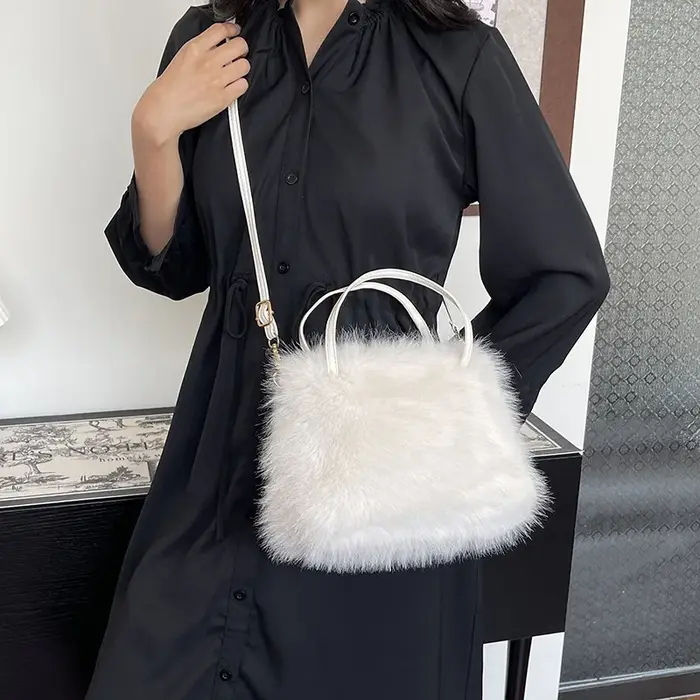 Sacs à main à pompon en fausse fourrure pour femmes, sac à bandoulière en fourrure pour dames, fourre-tout en peluche douce, sacs à bandoulière, mode hiver, nouveau cadeau 2025