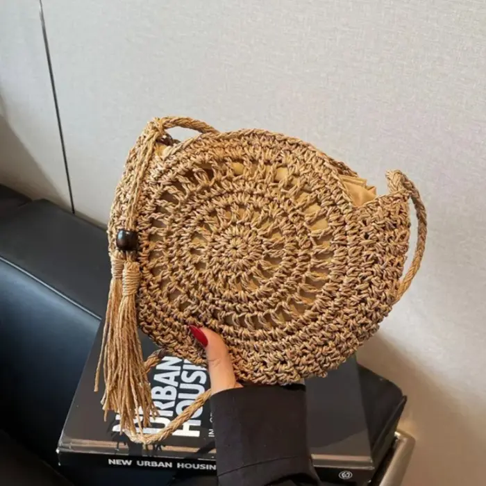 Sac à bandoulière rond en paille tressée pour femme, sac de plage d'été fait main en corde de papier souple avec pompon