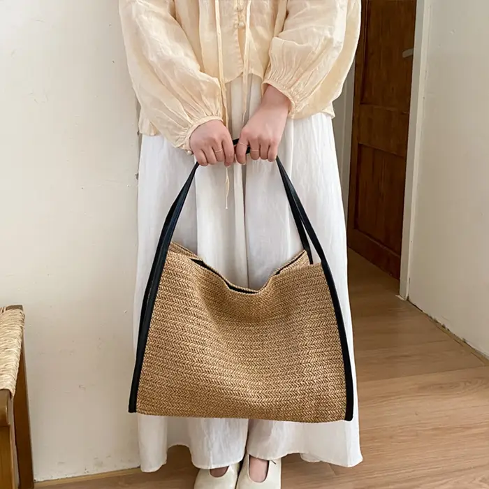Sac fourre-tout en paille tressé avec garniture en cuir souple